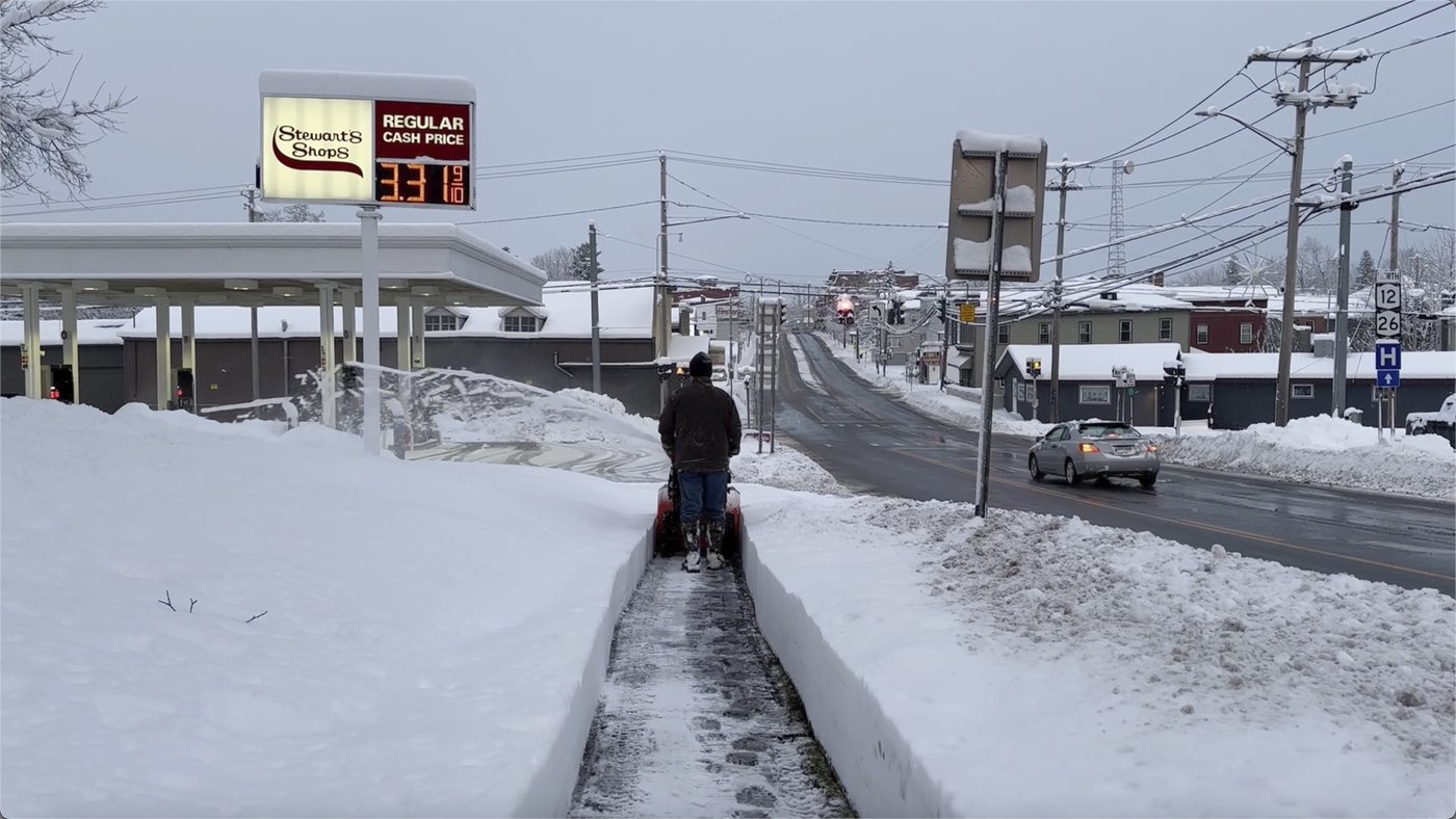 Storm blankets parts of the US during busy holiday travel weekend with more snow and cold forecast | iNFOnews.ca