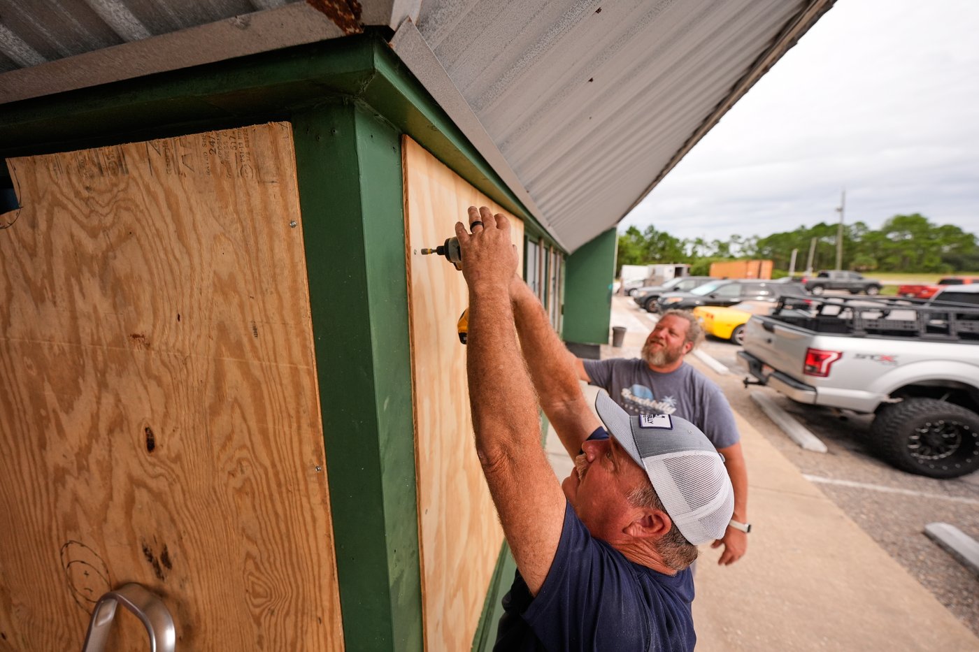 Residents board up windows and National Guard troops deploy as Hurricane Isaias nears US Gulf Coast | iNFOnews.ca