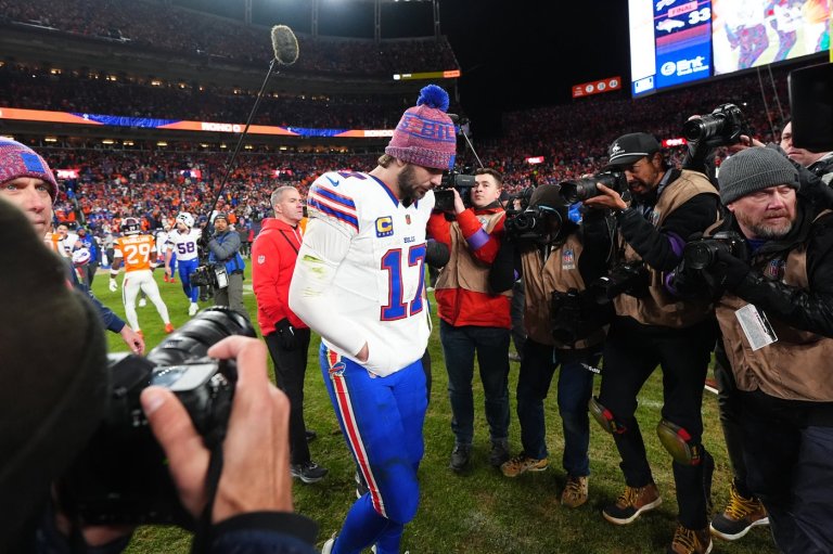 Bills QB Josh Allen says he had surgery for broken bone in right foot | iNFOnews.ca