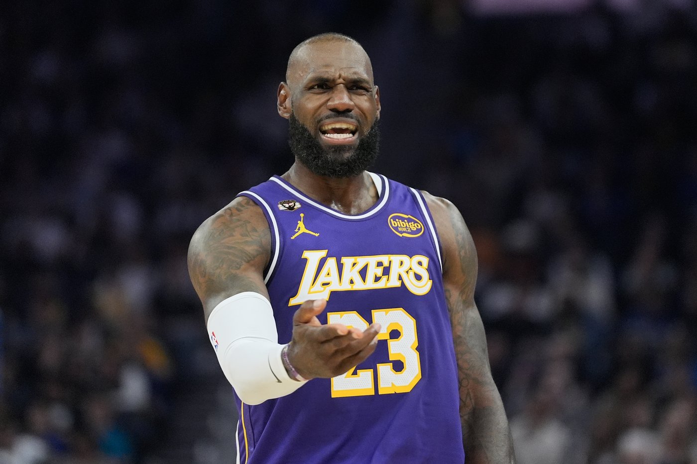 LeBron James has 26 points, 11 assists to lead Lakers past Warriors 119-103 as Stephen Curry sits | iNFOnews.ca LeBron James has 26 points, 11 assists to lead Lakers past Warriors 119-103 as Stephen Curry sits | iNFOnews.ca
