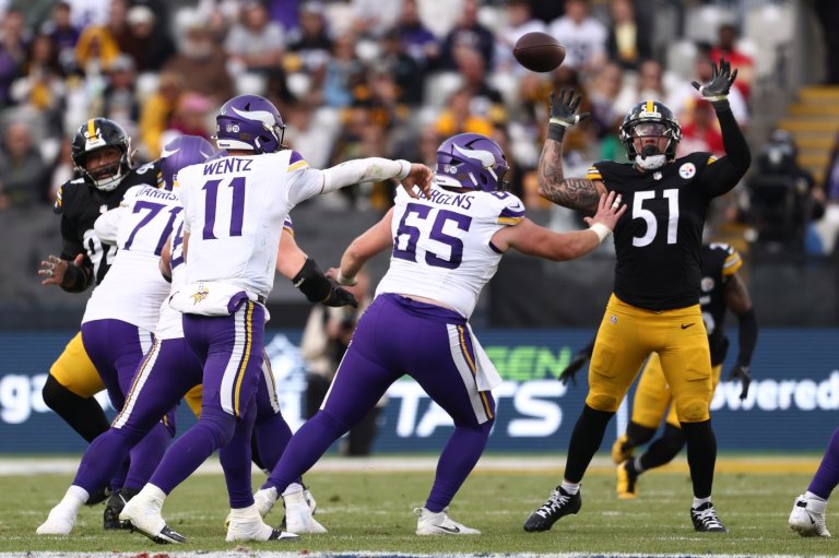 Offensive line injuries have the Vikings struggling to protect the passers and enact their plan | iNFOnews.ca