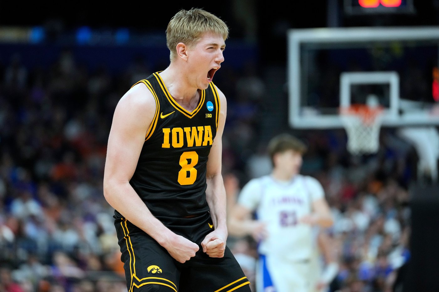 Iowa beats No. 1 seed and defending champ Florida in March Madness on Folgueiras' 3 in final seconds | iNFOnews.ca