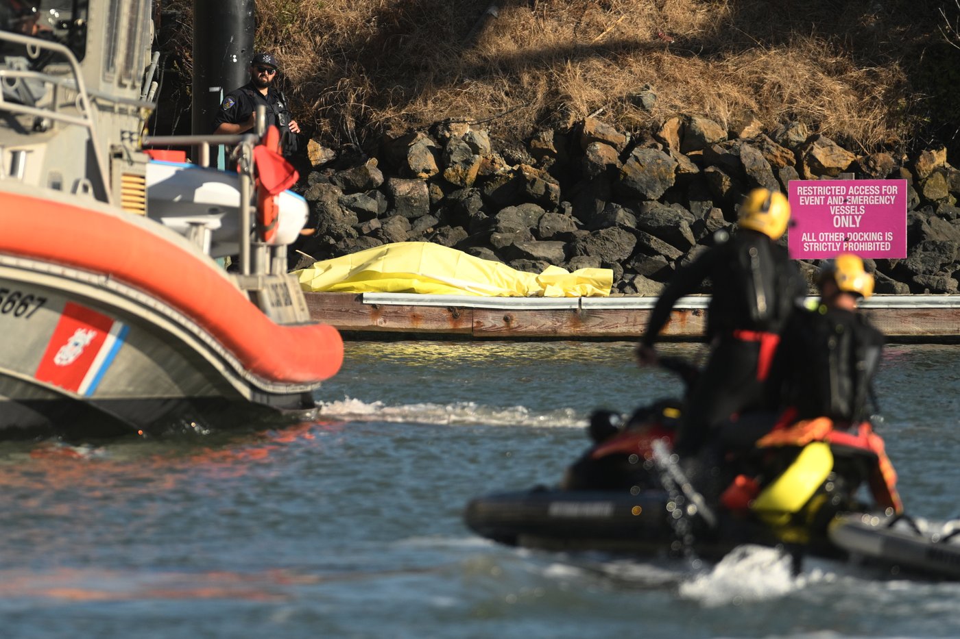 Search and rescue operation for a sunken pontoon boat near Alcatraz Island, in photos | iNFOnews.ca