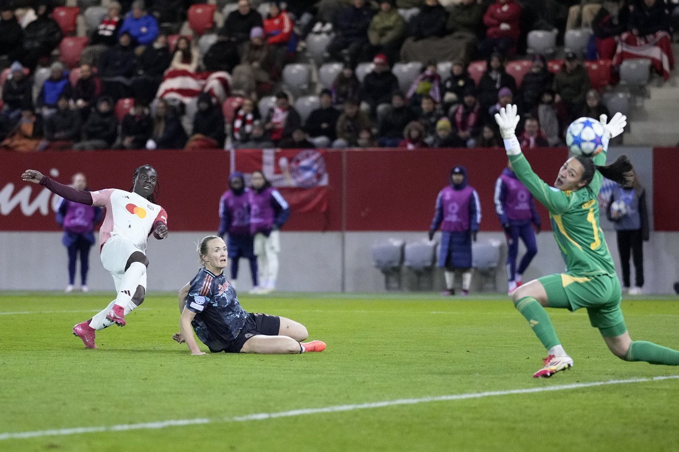 Bayern Munich goalkeeper Grohs makes her first start since treatment for tumor | iNFOnews.ca Bayern Munich goalkeeper Grohs makes her first start since treatment for tumor | iNFOnews.ca