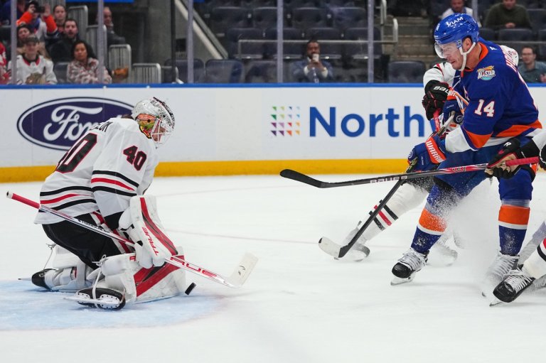 Bo Horvat scores twice as Islanders beat Blackhawks 4-1 | iNFOnews.ca