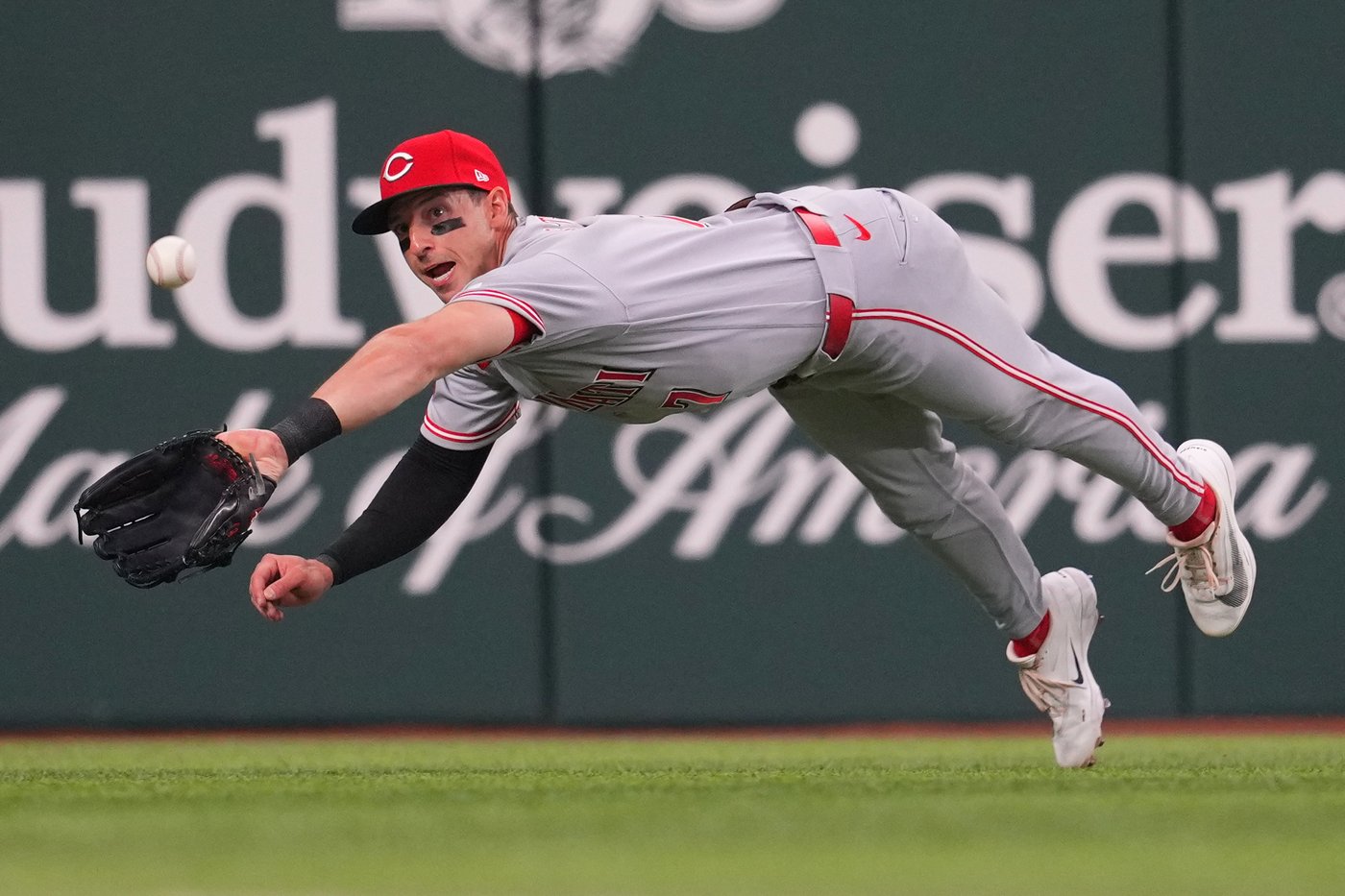 Reds beat Rangers 5-3 in their 1st road game with 3 homers, the last in the 9th | iNFOnews.ca