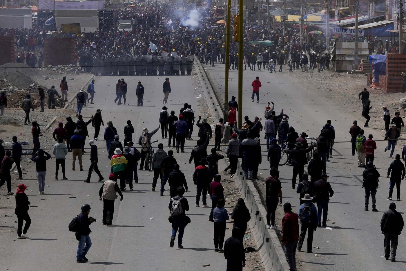 Rival protesters clash in Bolivia as ex-President Evo Morales leads a march to the capital | iNFOnews.ca Rival protesters clash in Bolivia as ex-President Evo Morales leads a march to the capital | iNFOnews.ca