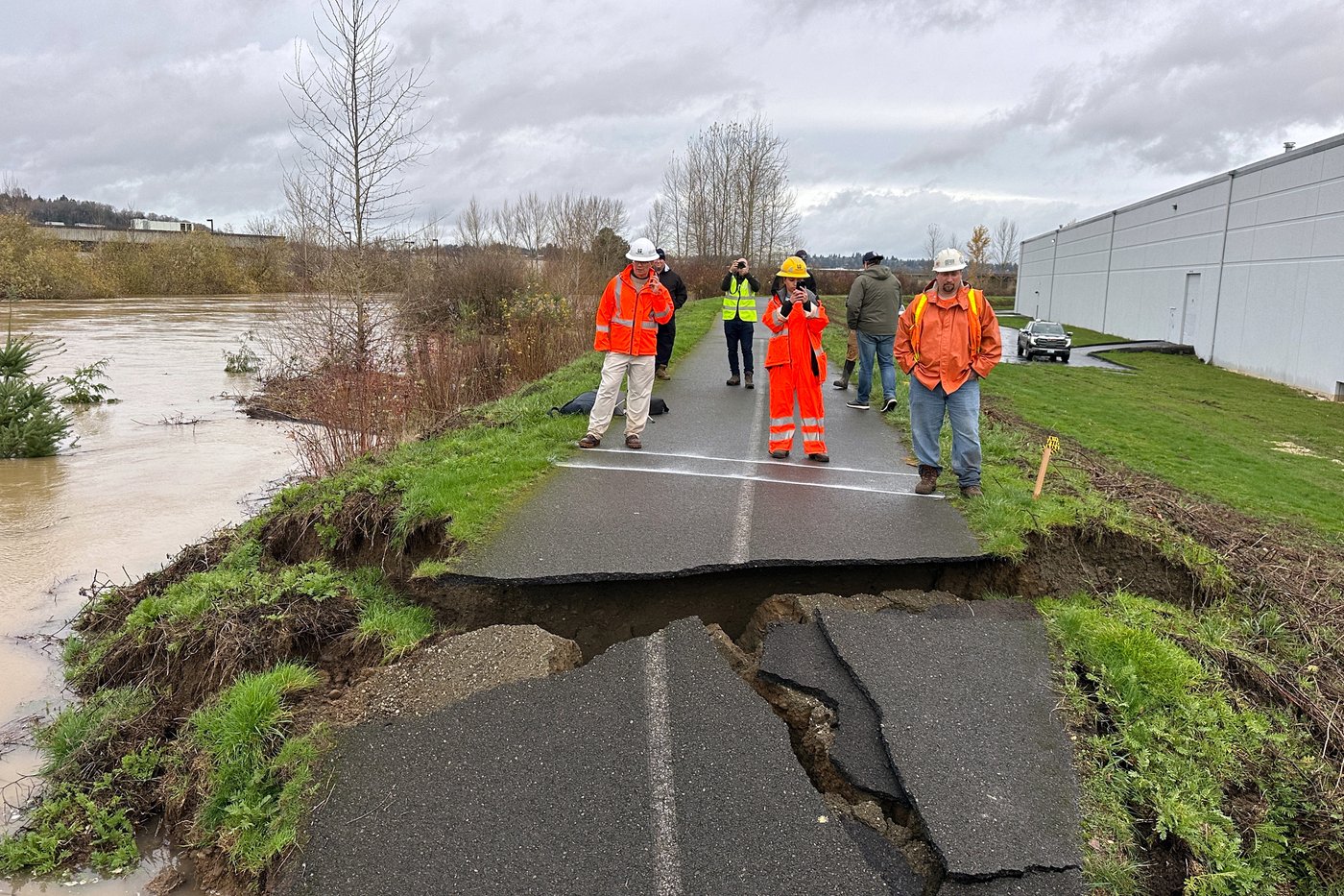 Crews use sandbags to shore up levee breach near Seattle after failure prompts flood warning | iNFOnews.ca Crews use sandbags to shore up levee breach near Seattle after failure prompts flood warning | iNFOnews.ca