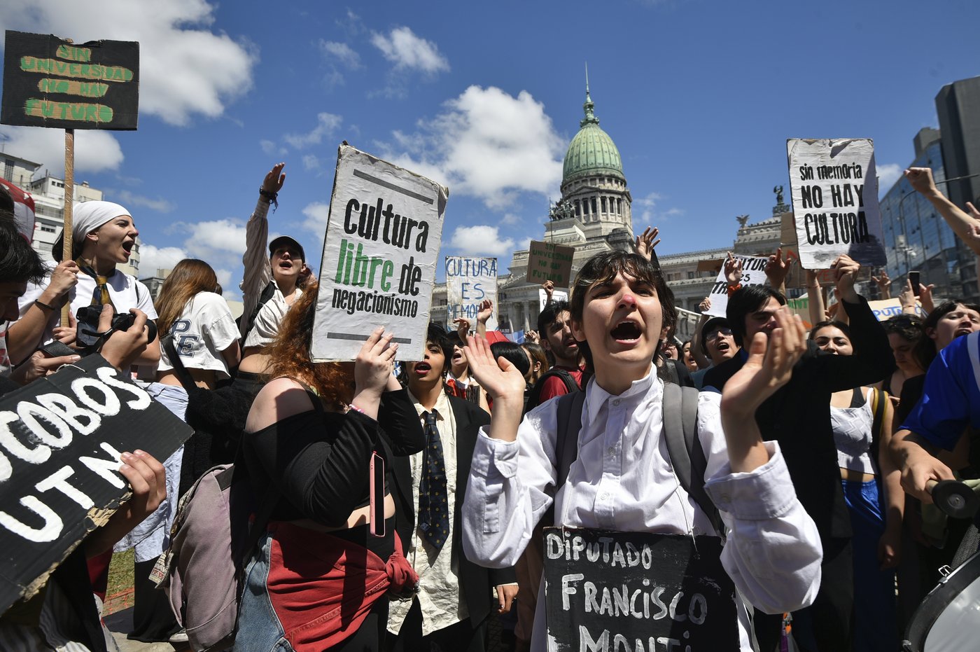 Public university protests escalate in challenge to Argentina's President Milei | iNFOnews.ca