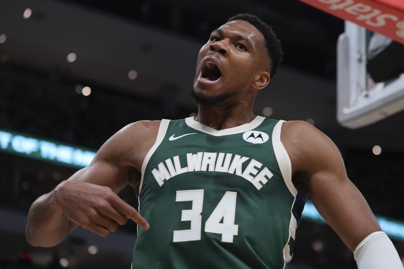 Mitchell's last-second jumper helps Cavs stay unbeaten with 114-113 win at Milwaukee | iNFOnews.ca