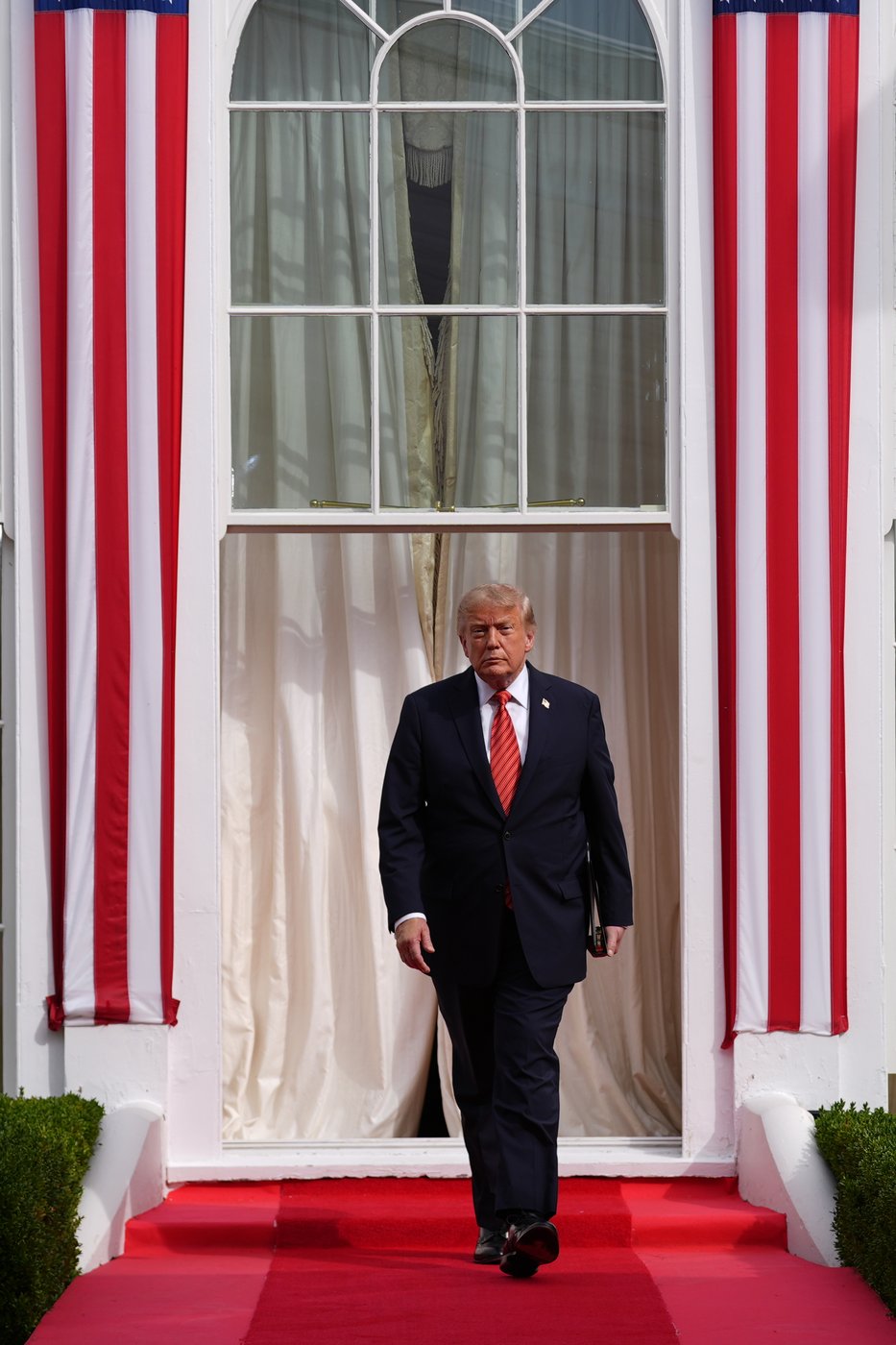 Photos show President Trump's visit to Ireland that combines work and pleasure | iNFOnews.ca
