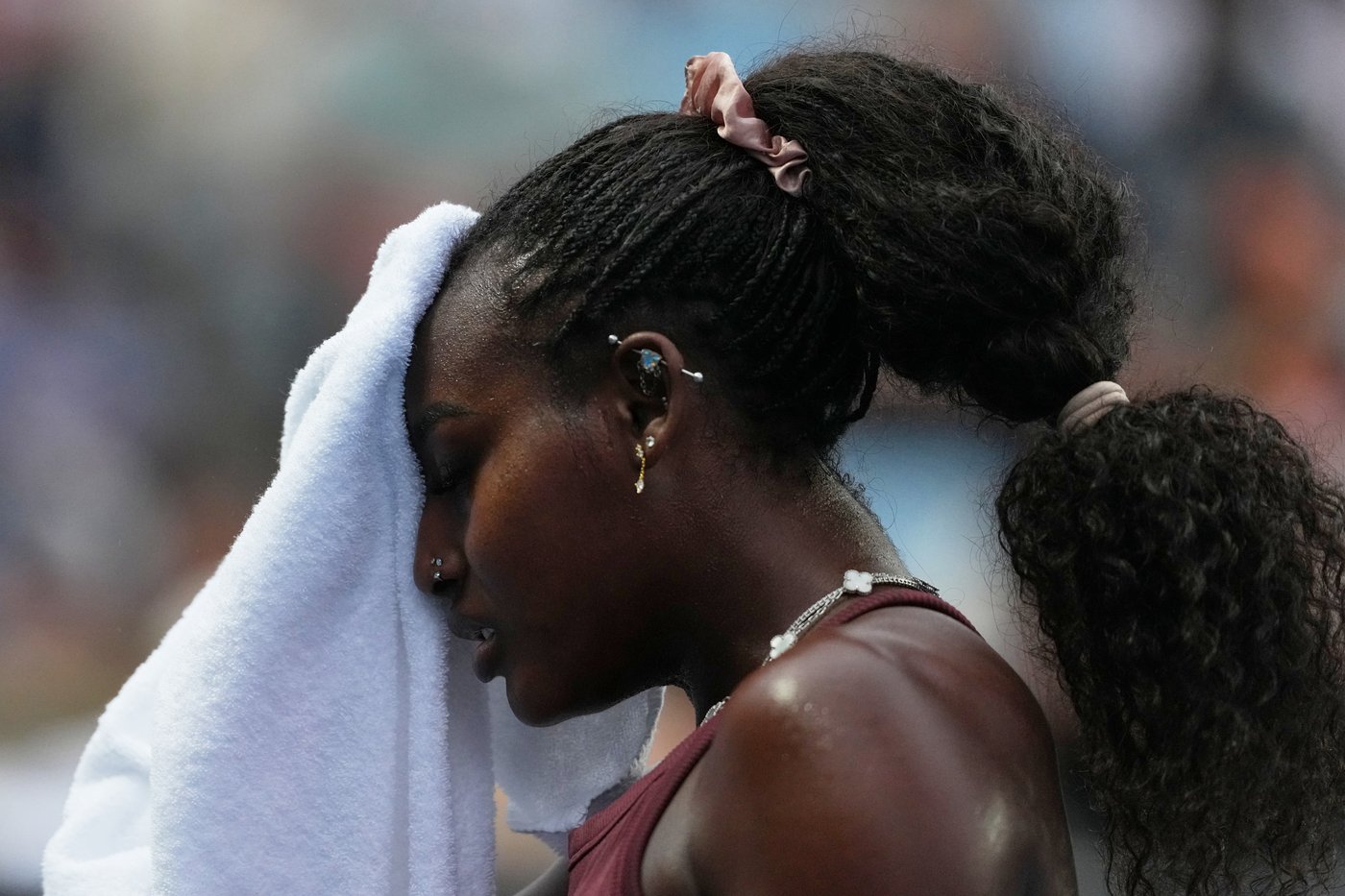 Spectators and players try to cool down during Australian Open heatwave | iNFOnews.ca