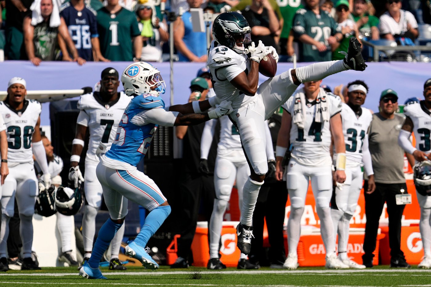 Jalen Hurts hits Darius Cooper for TD with 9 seconds left to lift the Eagles past the Titans 24-20 | iNFOnews.ca Jalen Hurts hits Darius Cooper for TD with 9 seconds left to lift the Eagles past the Titans 24-20 | iNFOnews.ca