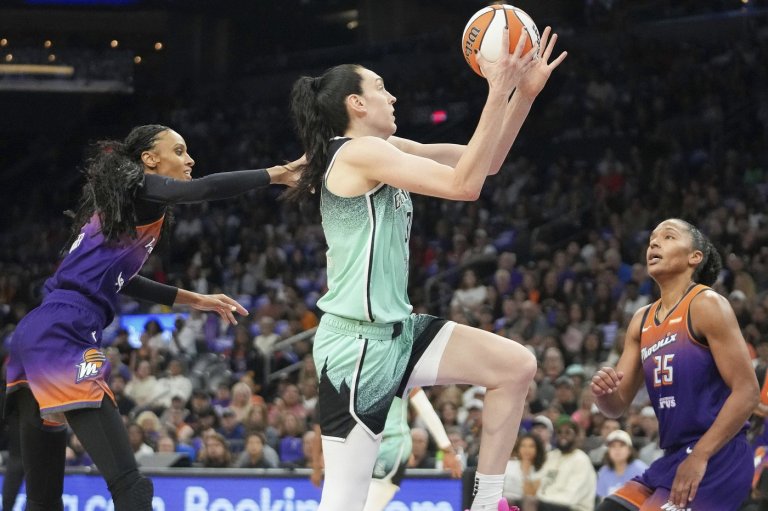 Breanna Stewart injures left knee in Liberty's Game 1 playoff win over Mercury | iNFOnews.ca
