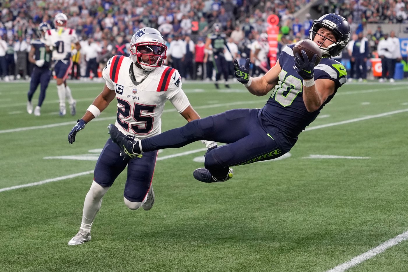 Photos of the NFL season opener, a rare Super Bowl rematch between the Seahawks and Patriots | iNFOnews.ca