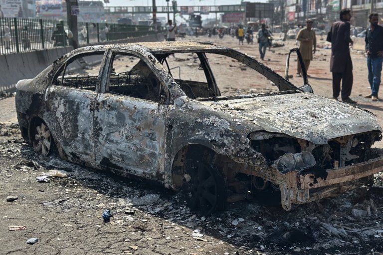 Pakistan bans hard-line Islamist party after recent deadly clashes with police | iNFOnews.ca