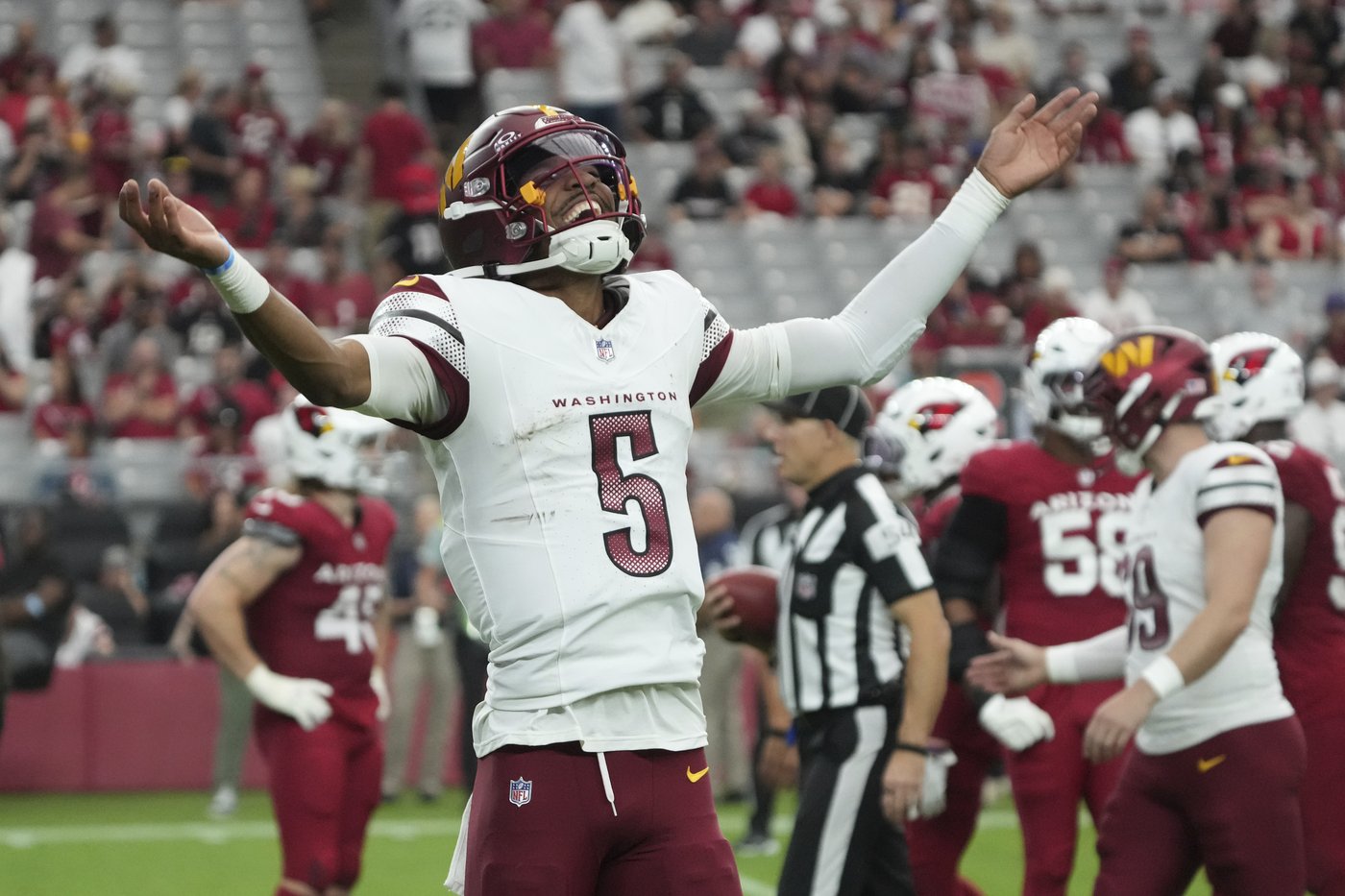 Rookie QB Daniels stars again in desert return, Commanders beat Cardinals 42-14 for 3rd straight | iNFOnews.ca