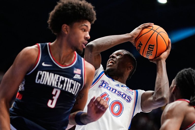 Freshman guard Braylon Mullins scores 17 points as No. 5 UConn rallies past No. 21 Kansas 61-56 | iNFOnews.ca