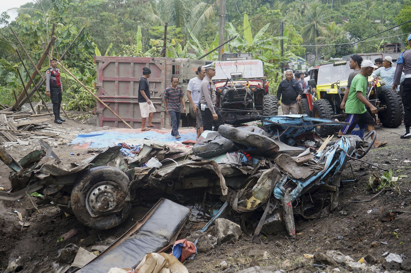 A dump truck crashes into a minibus in Indonesia, killing 11 kindergarten teachers | iNFOnews.ca A dump truck crashes into a minibus in Indonesia, killing 11 kindergarten teachers | iNFOnews.ca