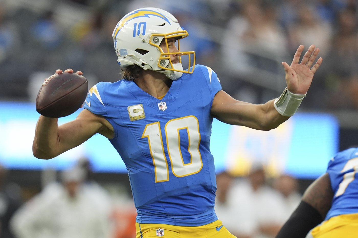 Justin Herbert has TDs passing and rushing as Chargers beat Titans 27-17 for 3rd straight win | iNFOnews.ca