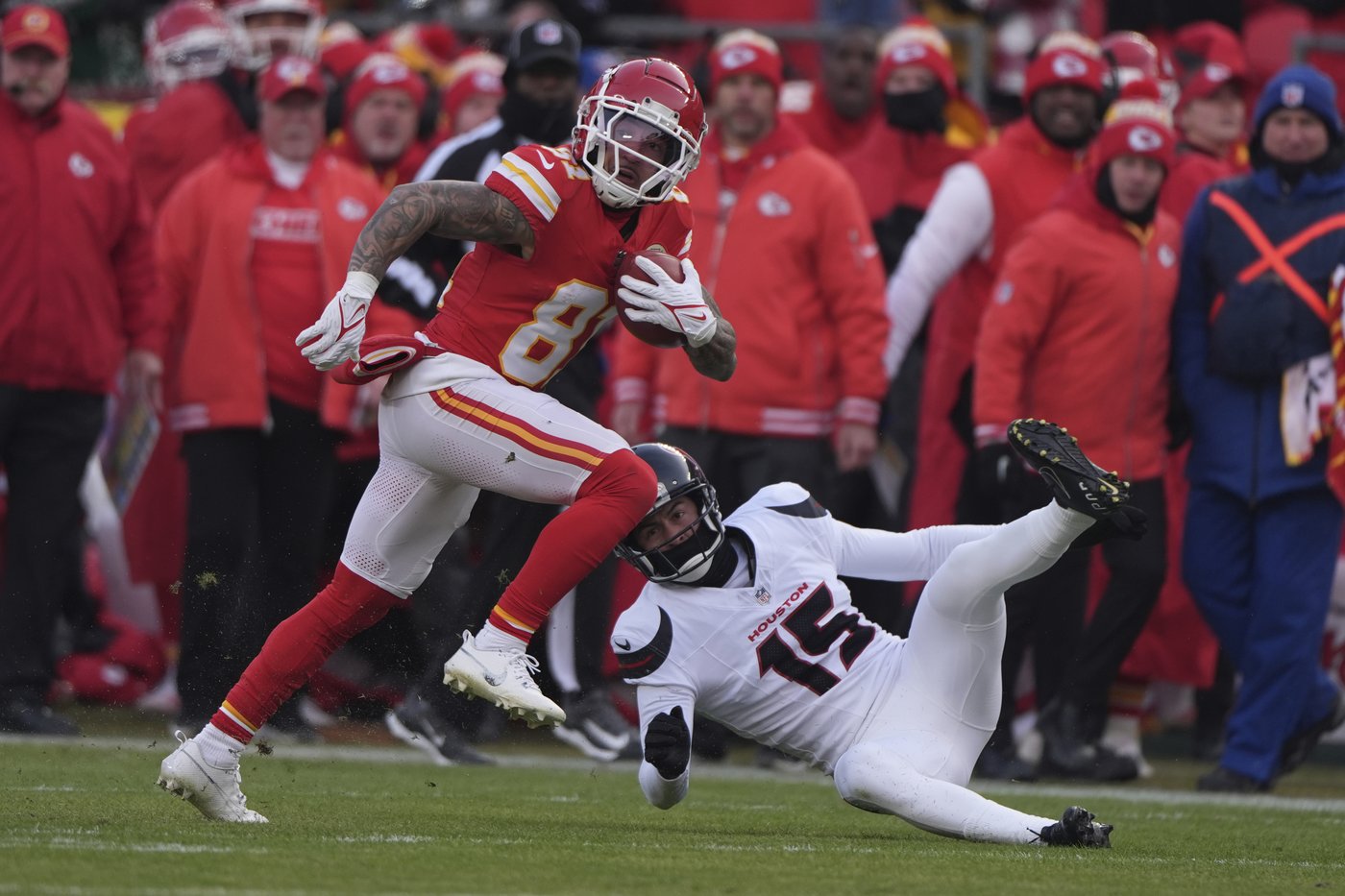 Texans' Kris Boyd flings helmet, gets penalized and then shoves his coach on first play vs. Chiefs | iNFOnews.ca Texans' Kris Boyd flings helmet, gets penalized and then shoves his coach on first play vs. Chiefs | iNFOnews.ca