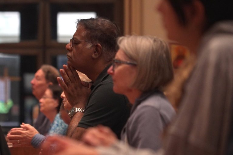 Chicago Catholics rally for prayer in Pope Leo’s hometown after his lung cancer diagnosis | iNFOnews.ca