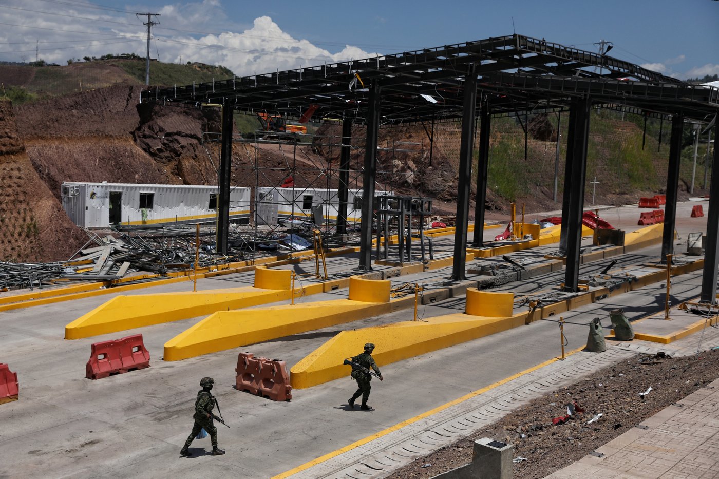 A car-bomb attack targets southwest Colombia a day after conservative president takes office | iNFOnews.ca A car-bomb attack targets southwest Colombia a day after conservative president takes office | iNFOnews.ca