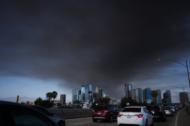 Los Angeles warehouse fire prompts shelter-in-place orders due to hazardous air | iNFOnews.ca