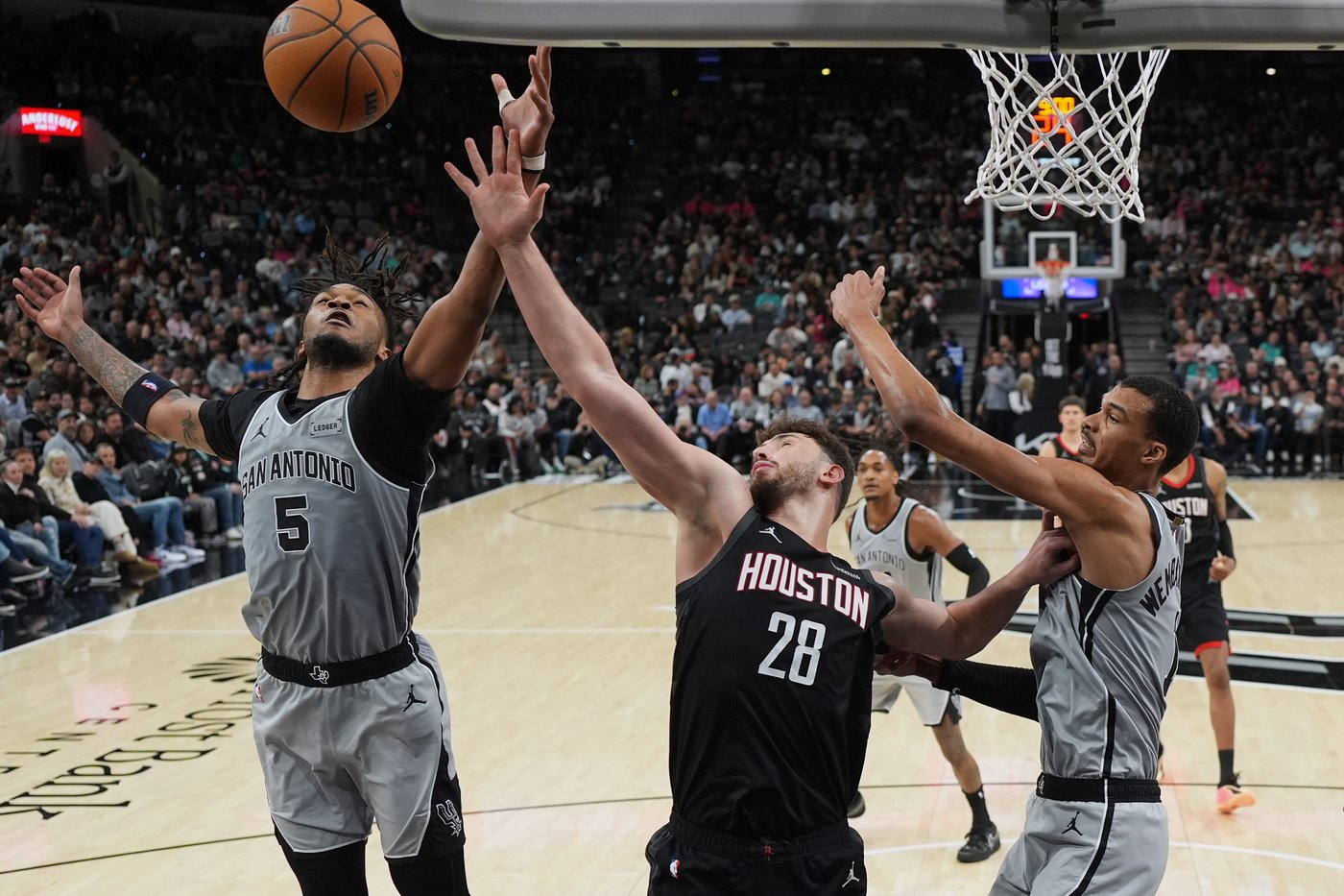 Wembanyama, Fox fuel dominant performance as Spurs beat Rockets for 4th straight victory, 145-120 | iNFOnews.ca Wembanyama, Fox fuel dominant performance as Spurs beat Rockets for 4th straight victory, 145-120 | iNFOnews.ca