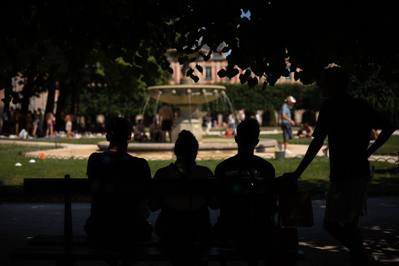 An early heat wave hits Europe, in photos | iNFOnews.ca