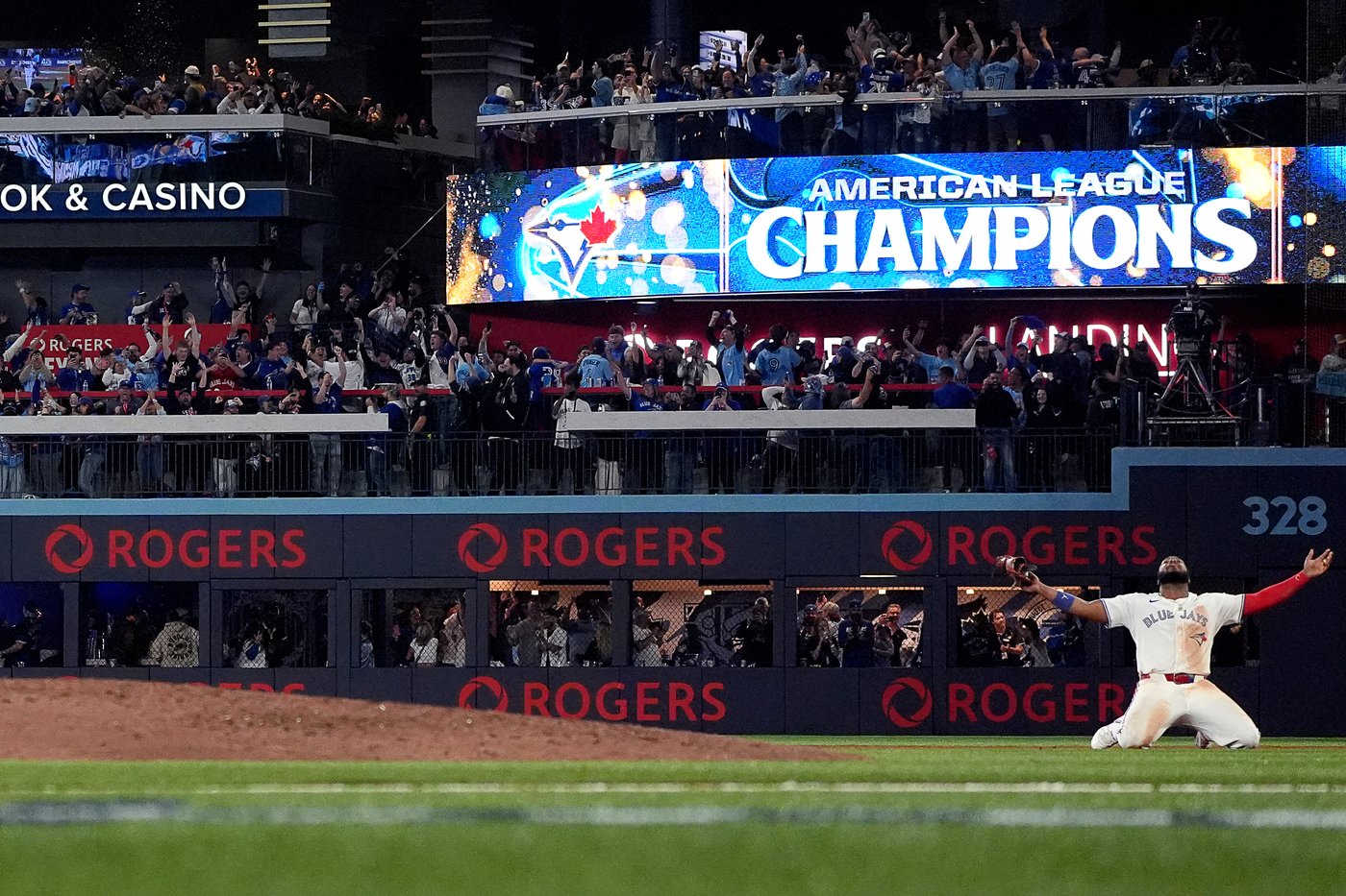 Springer's homer sends Blue Jays into World Series with 4-3 win over Mariners in Game 7 of ALCS | iNFOnews.ca Springer's homer sends Blue Jays into World Series with 4-3 win over Mariners in Game 7 of ALCS | iNFOnews.ca