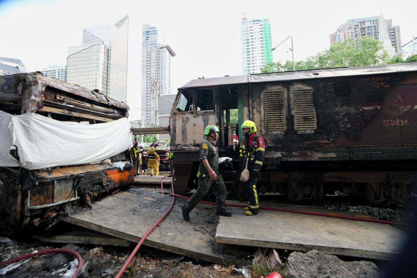 A cargo train hits a public bus at a Bangkok rail crossing, killing at least 8 | iNwheels A cargo train hits a public bus at a Bangkok rail crossing, killing at least 8 | iNwheels