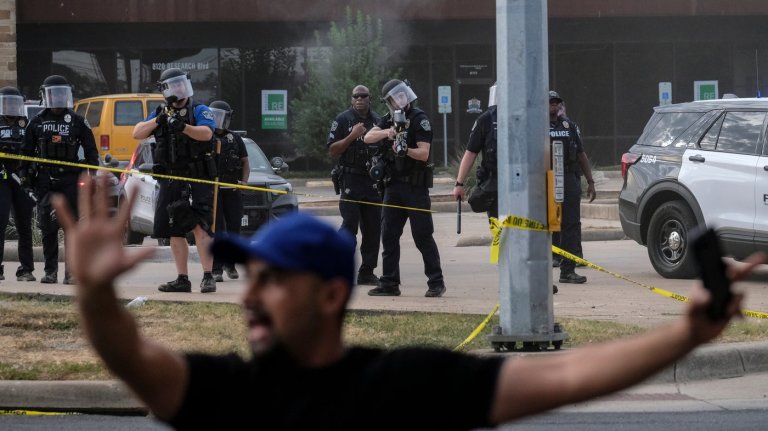 ICE agent shoots and wounds man in Austin, Texas, officials say | iNFOnews.ca