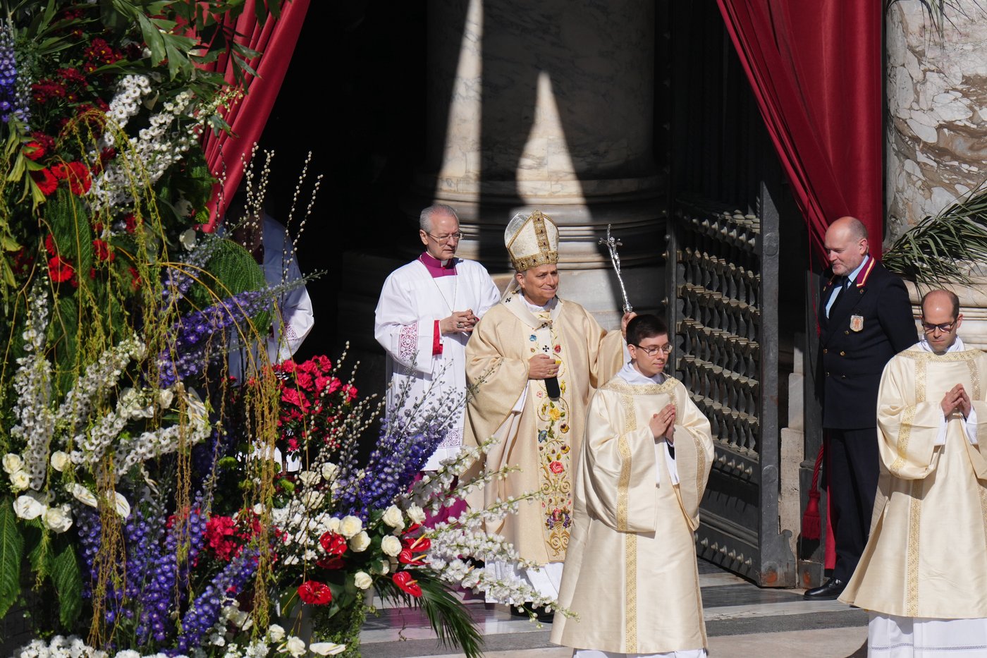 Photos show Pope Leo's first Easter Mass as pontiff | iNFOnews.ca