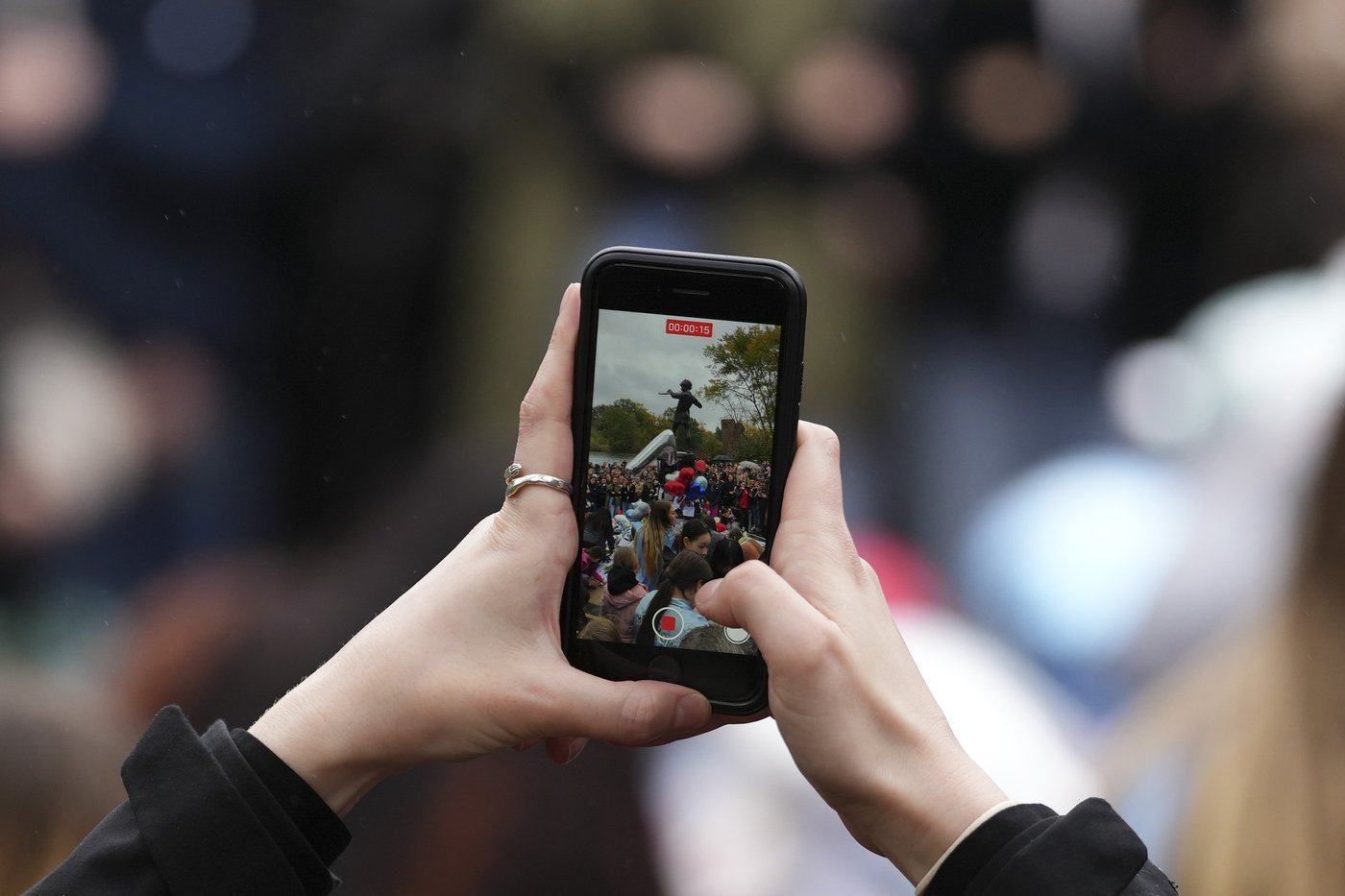 Directioners mourning singer Liam Payne leave tributes in London and other cities | iNFOnews.ca