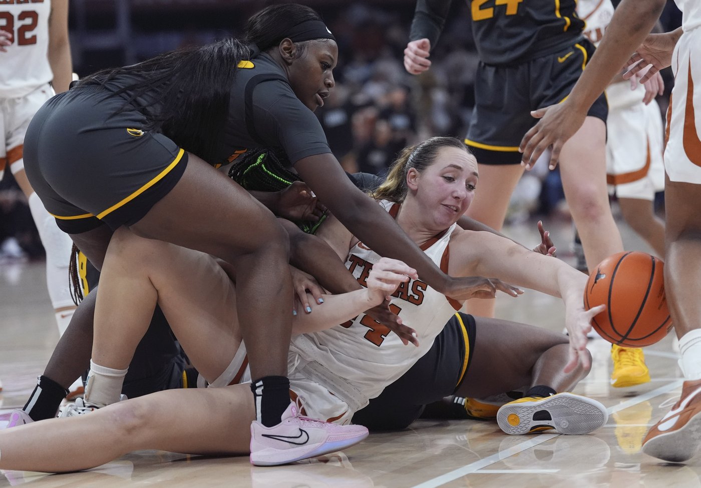 Jones and Booker lead No. 5 Texas past Missouri 70-61 for Longhorns' 18th straight home win | iNFOnews.ca Jones and Booker lead No. 5 Texas past Missouri 70-61 for Longhorns' 18th straight home win | iNFOnews.ca