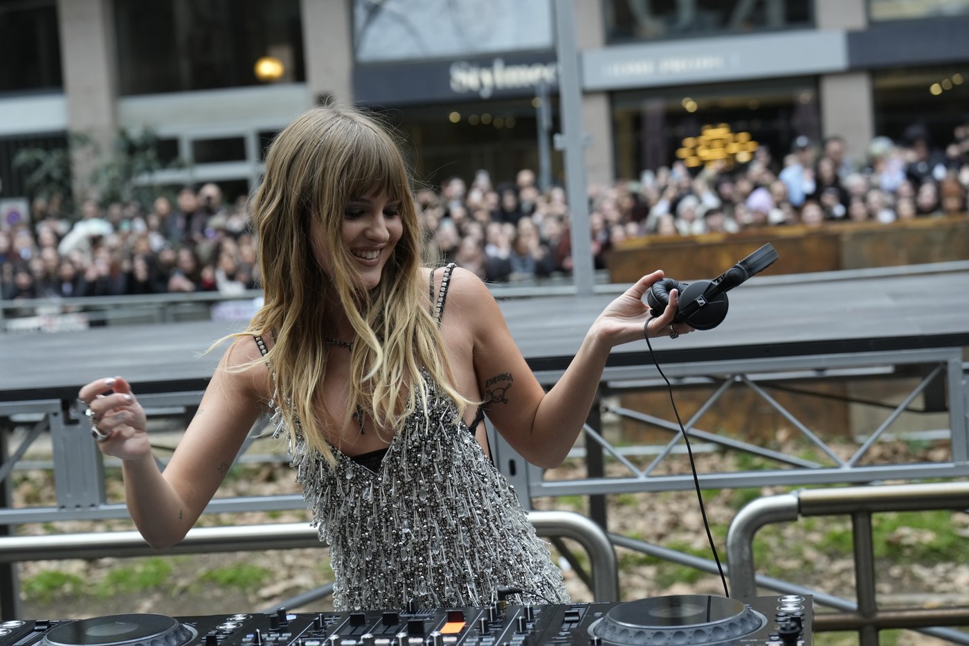 Rocker Victoria De Angelis spins a DJ set as Dolce & Gabbana's Milan show spills onto the streets | iNFOnews.ca