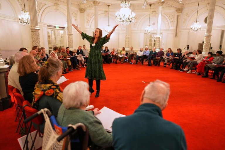 A singing circle at Amsterdam's Concertgebouw offers support for people with dementia | iNFOnews.ca