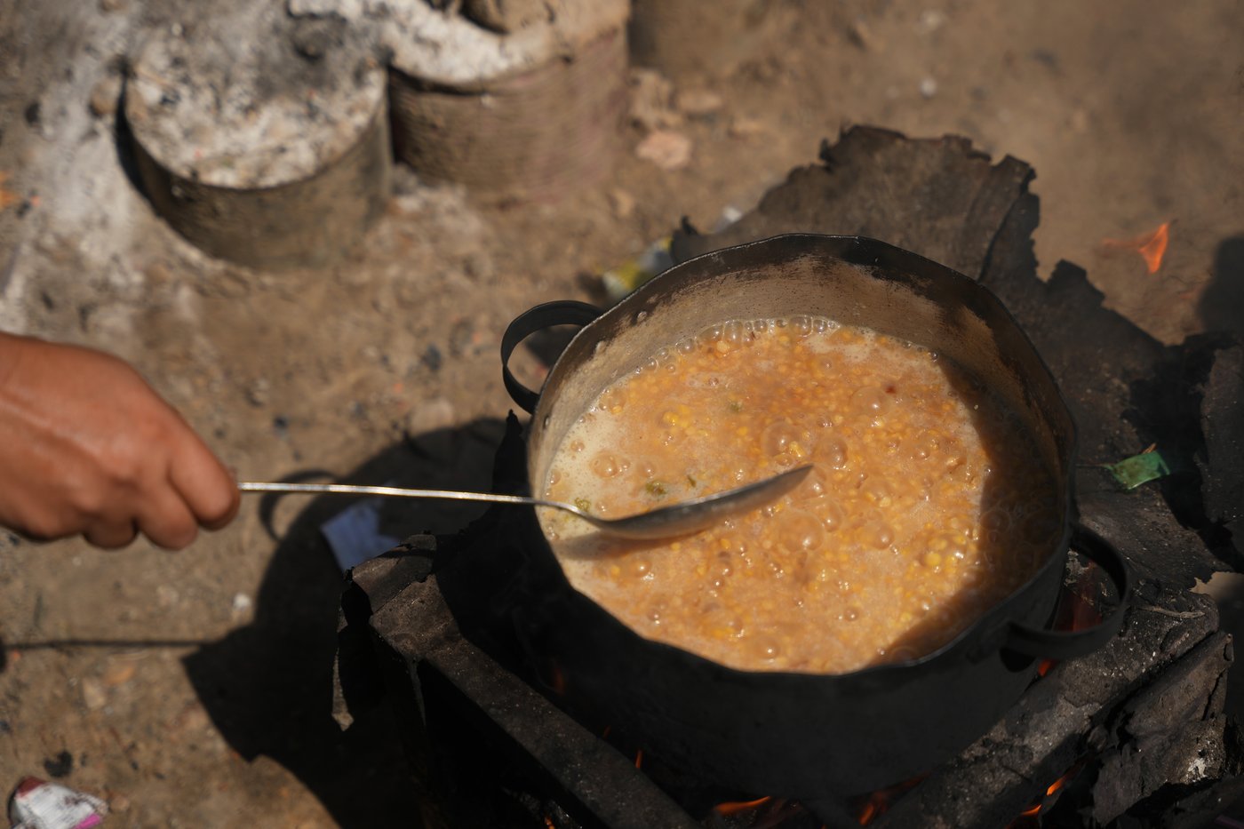 Palestinians in Gaza scavenge trash for things to burn to cook meals, in photos | iNFOnews.ca