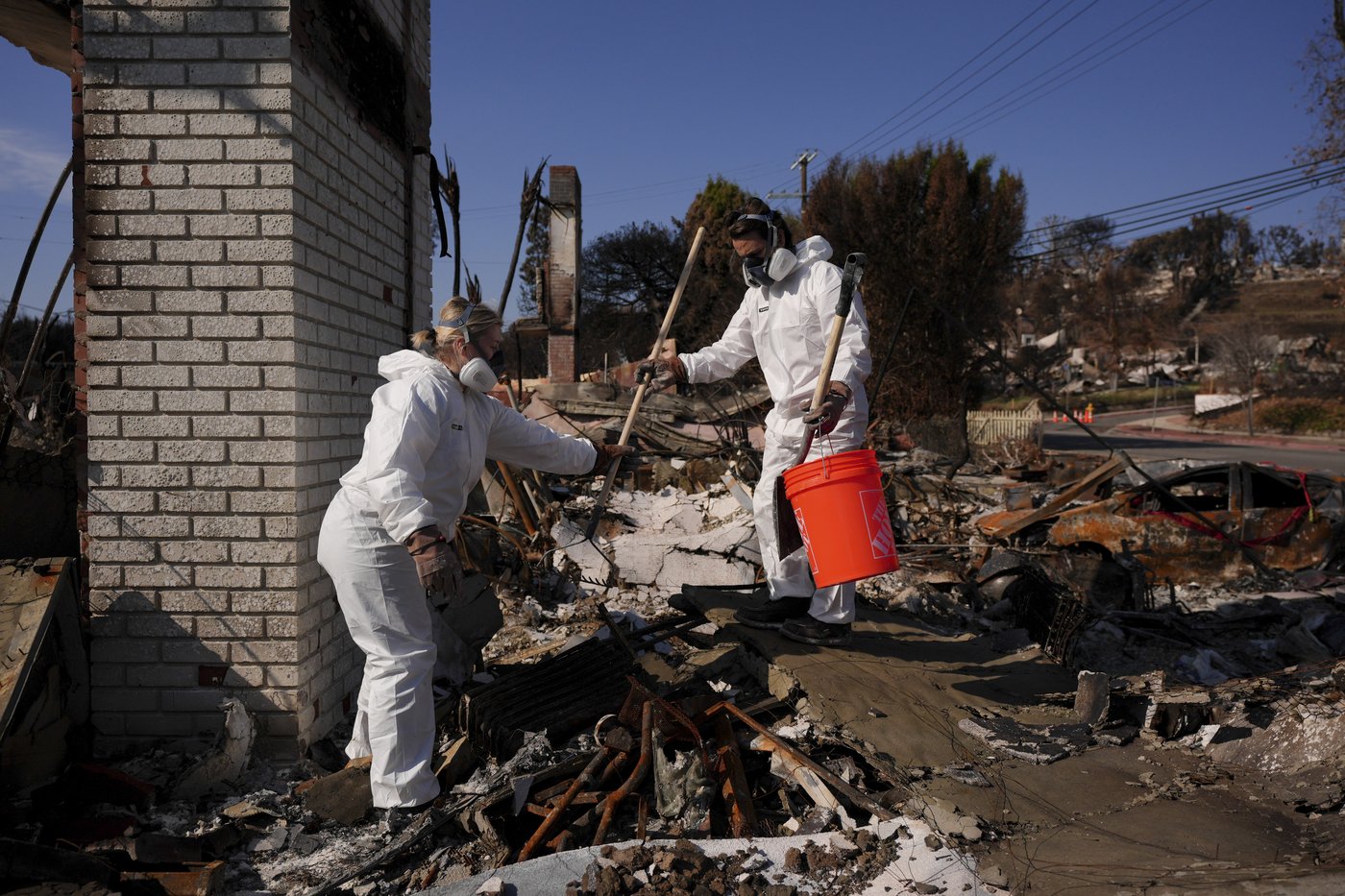 Evacuated residents wait hours for a chance to return to burned LA neighborhoods | iNFOnews.ca