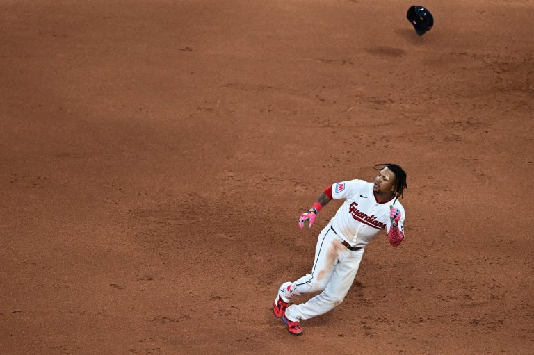 Guardians star 3B José Ramírez breaks bone in hand during win over Tigers, All-Star out indefinitely | iNFOnews.ca