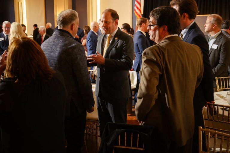 Kentucky Republicans race to replace McConnell while carefully keeping him at arm’s length | iNFOnews.ca