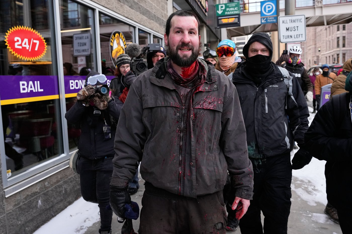 Photos show anti-ICE crowd chase off pro-ICE demonstrators from Minneapolis streets | iNFOnews.ca