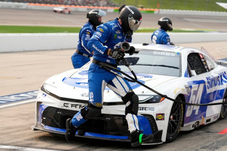 Drivers are scrambling for spots in NASCAR's Chase as the end of the regular season nears | iNFOnews.ca