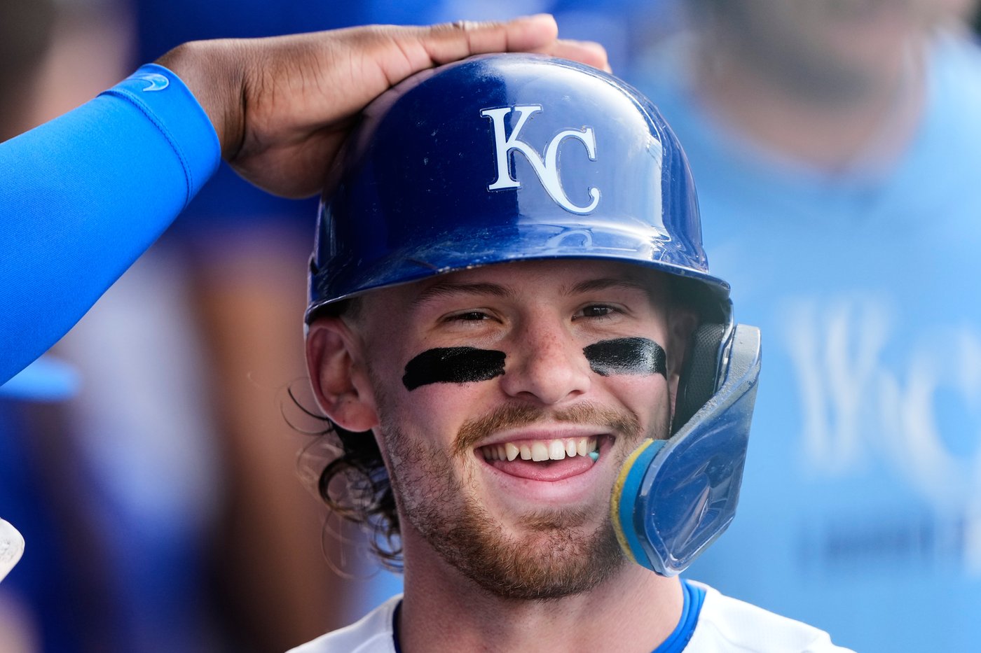 Royals' Bobby Witt Jr. leaves game with knee discomfort after making sliding play in the field | iNFOnews.ca