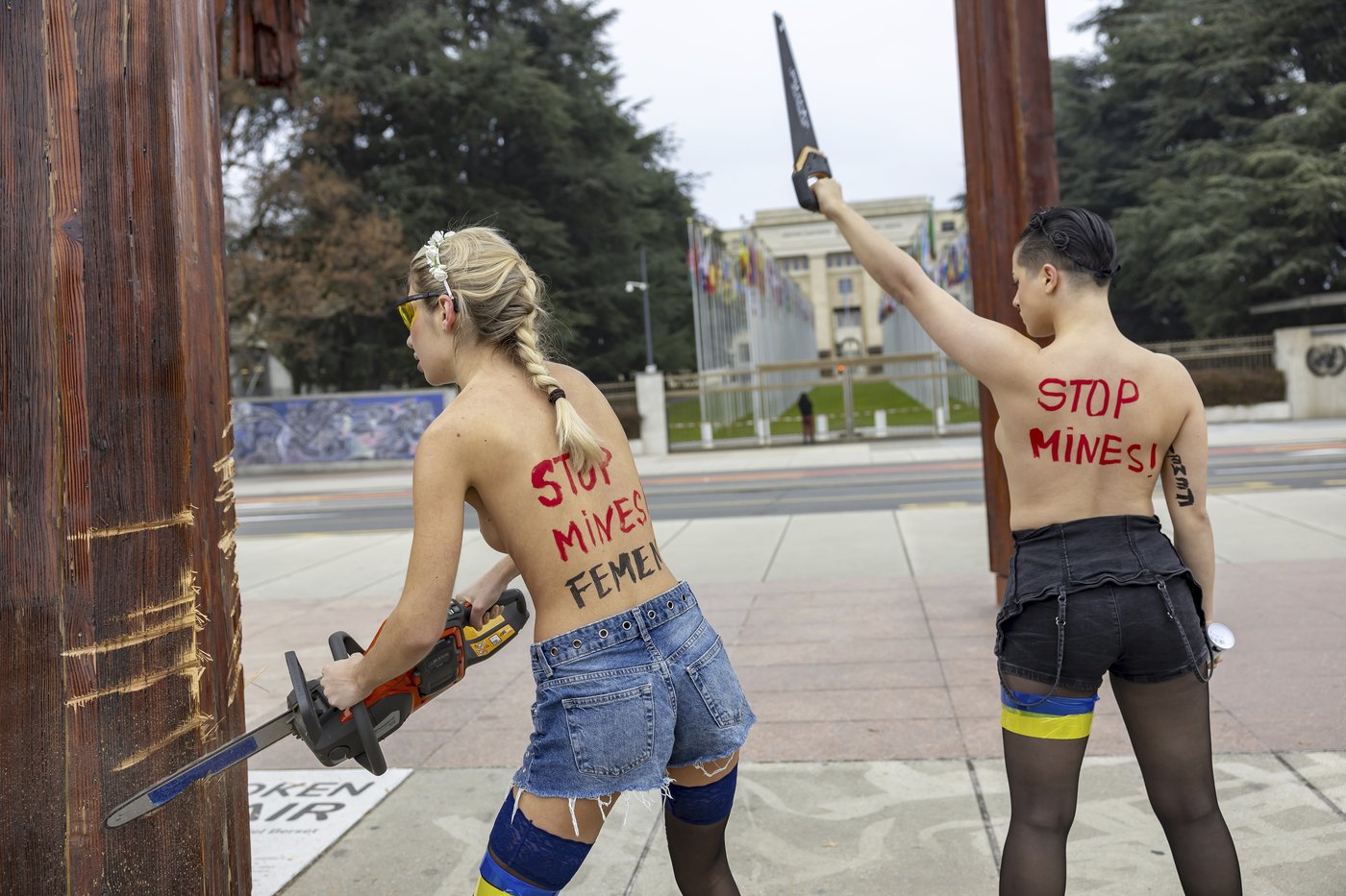 Topless women protesting the Ukraine war are detained for vandalizing sculpture near UN building | iNFOnews.ca