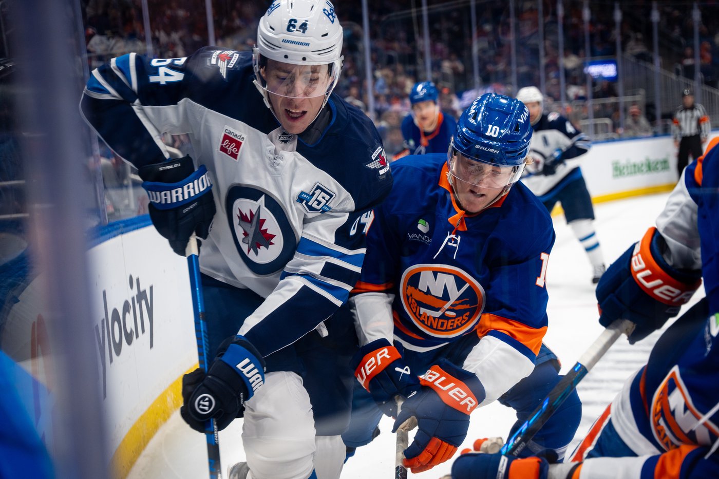 Toews gets 1st point in 2 1/2 years, Jets have 5 players score in win over Islanders | iNFOnews.ca