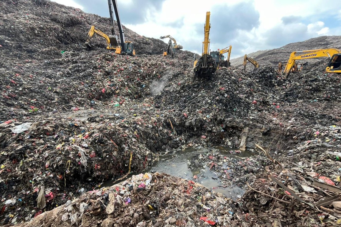 Waste mound collapse at Indonesia's largest landfill kills 7 | iNFOnews.ca