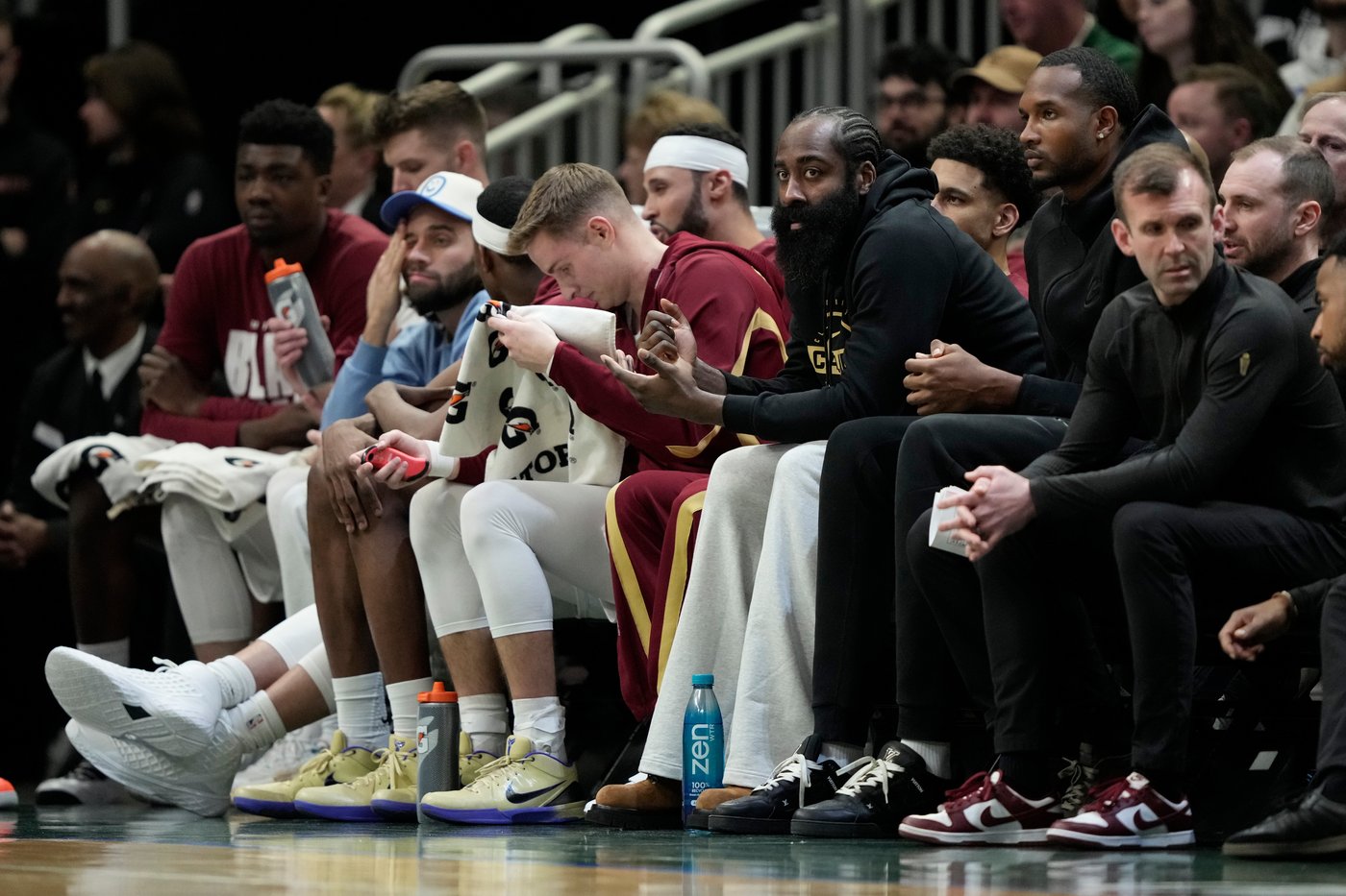 James Harden sits out Cavaliers' game at Piston after fracturing thumb | iNFOnews.ca