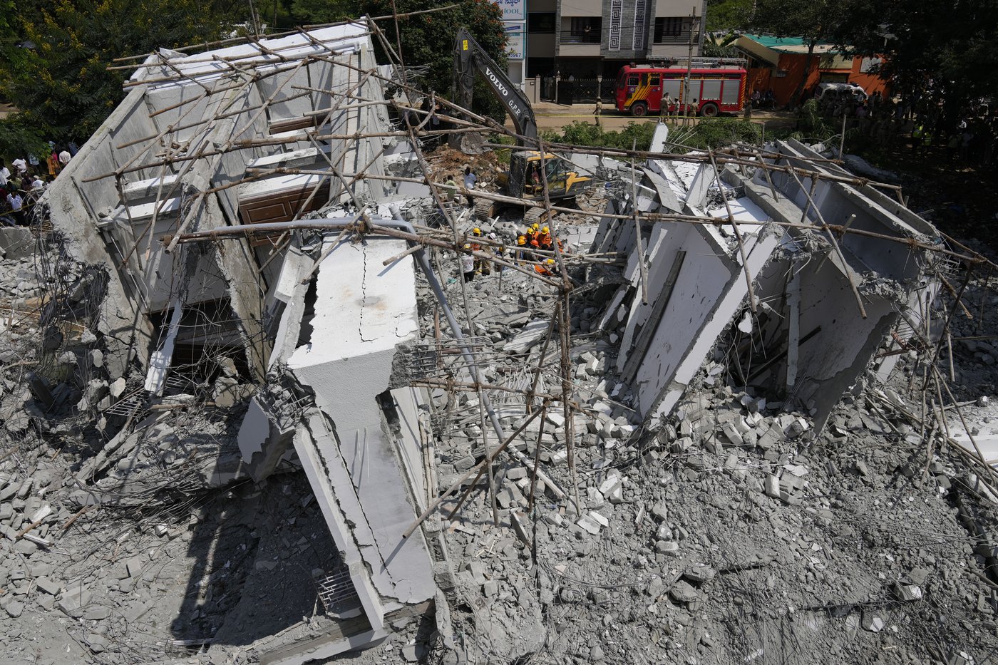Building collapses during heavy rains in southern India city, killing at least 5 workers | iNFOnews.ca